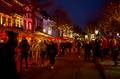 Leute gehen auf den Weihnachtsmarkt in Maastricht