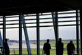 station airport mit flughafen im hintergrund