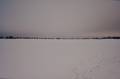 Platte Landschaft mit Strasse von links nach rechts